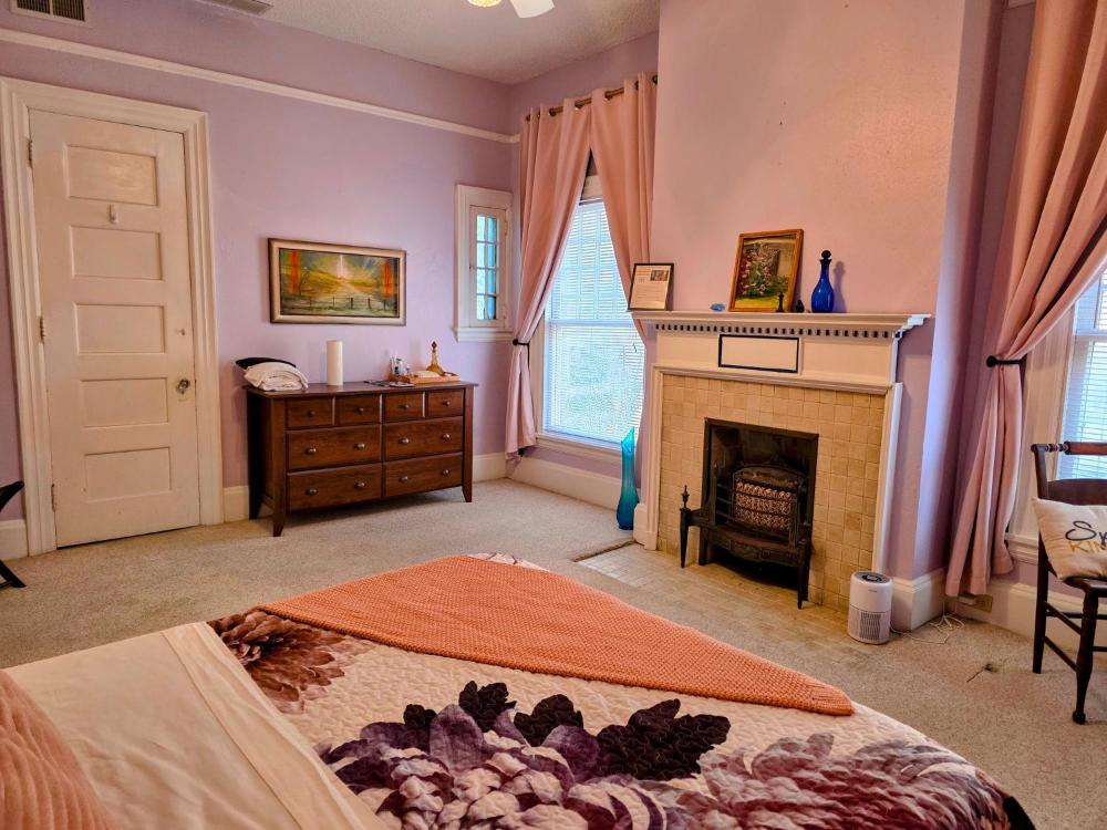 Queen Room with Shared Bathroom interior
